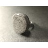 Anillo Artesano Ecológico con papel reciclado de Periódico. 2 cm. Tonos blancos. Base adaptable. Pieza única.