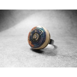 Anillo Artesano Ecológico con papel reciclado de Revista. 2 cm. Tonos Azules. Base adaptable. Pieza única.