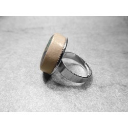 Anillo Artesano Ecológico con papel reciclado de Revista. 2 cm. Tonos Azules. Base adaptable. Pieza única.