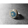 Anillo Artesano Ecológico con papel reciclado de Revista. 2 cm. Tonos Azules. Base adaptable baño Plata. Pieza única.