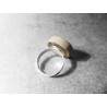 Anillo Artesano Ecológico con papel reciclado de Revista. 2 cm. Tonos Azules. Base adaptable baño Plata. Pieza única.