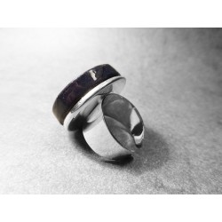 Anillo Artesano Ecológico con papel reciclado de Revista. 2,5 cm. Tonos Azules. Base adaptable plateada. Pieza única.