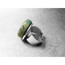 Anillo artesano ecológico con papel reciclado de Periódico. 2 cm. Tonos Esmeralda. Base adaptable plateada. Pieza única.