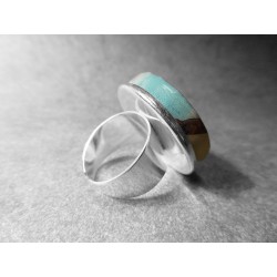 Anillo artesano ecológico con papel reciclado de Revista. 2,5 cm. Varios colores. Base adaptable plateada. Pieza única.