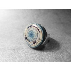 Anillo artesano ecológico con papel reciclado de Revista. 2 cm. Tonos Azules y Beige. Base adaptable plateada. Pieza única.