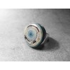 Anillo artesano ecológico con papel reciclado de Revista. 2 cm. Tonos Azules y Beige. Base adaptable plateada. Pieza única.