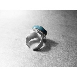 Anillo artesano ecológico con papel reciclado de Revista. 2 cm. Tonos Azules y Beige. Base adaptable plateada. Pieza única.