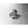 Anillo artesano ecológico con papel reciclado de Revista. 2 cm. Tonos Azules y Beige. Base adaptable plateada. Pieza única.