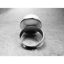 Anillo artesano ecológico con papel reciclado de Periódico. 2 cm. Tonos Beige. Base adaptable plateada. Pieza única.