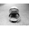 Anillo artesano ecológico con papel reciclado de Periódico. 2 cm. Tonos Beige. Base adaptable plateada. Pieza única.