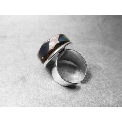 Anillo artesano ecológico con papel reciclado de Revista. 2 cm. Varios colores. Base adaptable plateada. Pieza única.