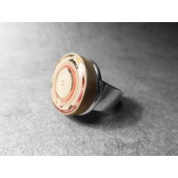 Anillo artesano ecológico con papel reciclado de Revista. 2 cm. Varios colores. Base adaptable plateada. Pieza única.