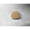 Anillo artesano ecológico con papel reciclado de Periódico. 1 cm. Color Beige. Base adaptable plateada. Pieza única.