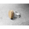 Anillo artesano ecológico con papel reciclado de Periódico. 1 cm. Color Beige. Base adaptable plateada. Pieza única.