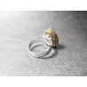 Anillo artesano ecológico con papel reciclado de Periódico. 1 cm. Color Beige. Base adaptable plateada. Pieza única.