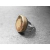 Anillo artesano ecológico con papel reciclado de Periódico. 2 cm. Varios colores. Base adaptable plateada. Pieza única.