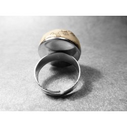 Anillo artesano ecológico con papel reciclado de Periódico. 2 cm. Varios colores. Base adaptable plateada. Pieza única.