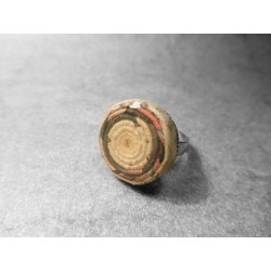 Anillo artesano ecológico con papel reciclado de Periódico. 2 cm. Varios colores. Base adaptable plateada. Pieza única.