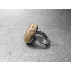 Anillo artesano ecológico con papel reciclado de Periódico. 2 cm. Varios colores. Base adaptable plateada. Pieza única.