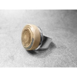 Anillo artesano ecológico con papel reciclado de Periódico. 2 cm. Varios colores. Base adaptable plateada. Pieza única.