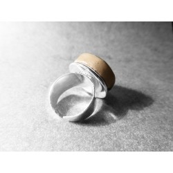 Anillo artesano ecológico con papel reciclado de Periódico. 2 cm. Varios colores. Base adaptable plateada. Pieza única.