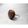 Anillo artesano ecológico con papel reciclado de Periódico. 2 cm. Varios colores. Base adaptable plateada. Pieza única.