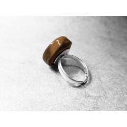 Anillo artesano ecológico con papel reciclado de Periódico. 2 cm. Varios colores. Base adaptable plateada. Pieza única.