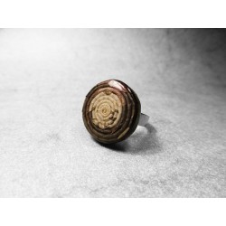 Anillo artesano ecológico con papel reciclado de Periódico. 2 cm. Varios colores. Base adaptable plateada. Pieza única.