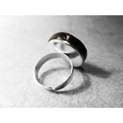 Anillo artesano ecológico con papel reciclado de Periódico. 2 cm. Varios colores. Base adaptable plateada. Pieza única.