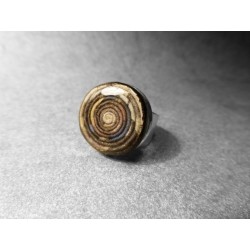 Anillo artesano ecológico con papel reciclado de Periódico. 2 cm. Varios colores. Base adaptable plateada. Pieza única.