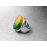 Anillo artesano ecológico con papel reciclado. 2,5 cm. Multicolor. Base adaptable plateada. Pieza única.