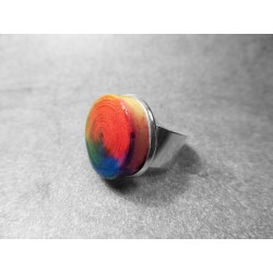 Anillo artesano ecológico con papel reciclado. 2 cm. Multicolor. Base adaptable plateada. Pieza única.