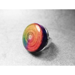 Anillo artesano ecológico con papel reciclado. 2,5 cm. Multicolor. Base adaptable plateada. Pieza única.