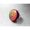 Anillo artesano ecológico con papel reciclado. 2,5 cm. Multicolor. Base adaptable plateada. Pieza única.