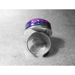 Anillo artesano ecológico con papel reciclado. 2,5 cm. Multicolor. Base adaptable plateada. Pieza única.