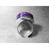 Anillo artesano ecológico con papel reciclado. 2,5 cm. Multicolor. Base adaptable plateada. Pieza única.