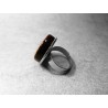Anillo artesano ecológico con papel reciclado de Periódico. 2 cm. Color Oro. Base adaptable plateada. Pieza única.