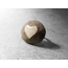 Anillo Artesano Ecológico de pasta de papel reciclado. Corazón Blanco. 2 cm. Base adaptable plateada. Pieza única.