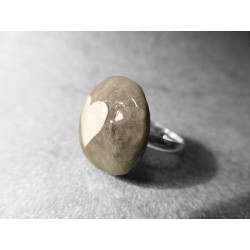 Anillo Artesano Ecológico de pasta de papel reciclado. Corazón Blanco. 2 cm. Base adaptable plateada. Pieza única.