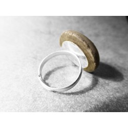 Anillo Artesano Ecológico de pasta de papel reciclado. Corazón Blanco. 2 cm. Base adaptable plateada. Pieza única.