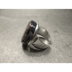 Anillo Artesano Ecológico con papel reciclado de Revista. 2 cm. Tonos marrones. Base adaptable plateada.  Pieza única.