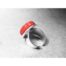 Anillo Artesano Ecológico con papel reciclado de Revista. 2 cm. Tonos rojizos. Base adaptable plateada.  Pieza única.