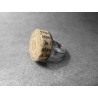 Anillo artesano ecológico con papel reciclado. 2 cm. Color Beige. Base adaptable plateada. Pieza única.