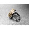Anillo artesano ecológico con papel reciclado. 2 cm. Color Beige. Base adaptable plateada. Pieza única.
