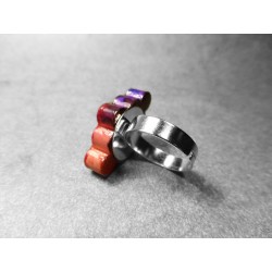 Anillo artesano ecológico con papel reciclado. Rombo. Tonos Rojos. Base adaptable plateada. Pieza única.