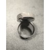 Anillo Artesano Ecológico con papel reciclado de Periódico. 2 cm. Tonos blancos. Base adaptable. Pieza única.