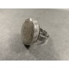 Anillo Artesano Ecológico con papel reciclado. 2 cm. Tonos blancos beige. Base adaptable. Pieza única.