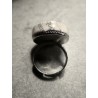 Anillo Artesano Ecológico con papel reciclado. 2 cm. Tonos blancos beige. Base adaptable. Pieza única.