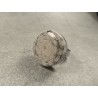 Anillo Artesano Ecológico con papel reciclado. 2 cm. Tonos blancos beige. Base adaptable. Pieza única.
