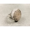 Anillo Artesano Ecológico con papel reciclado. 2 cm. Tonos blancos beige. Base adaptable. Pieza única.